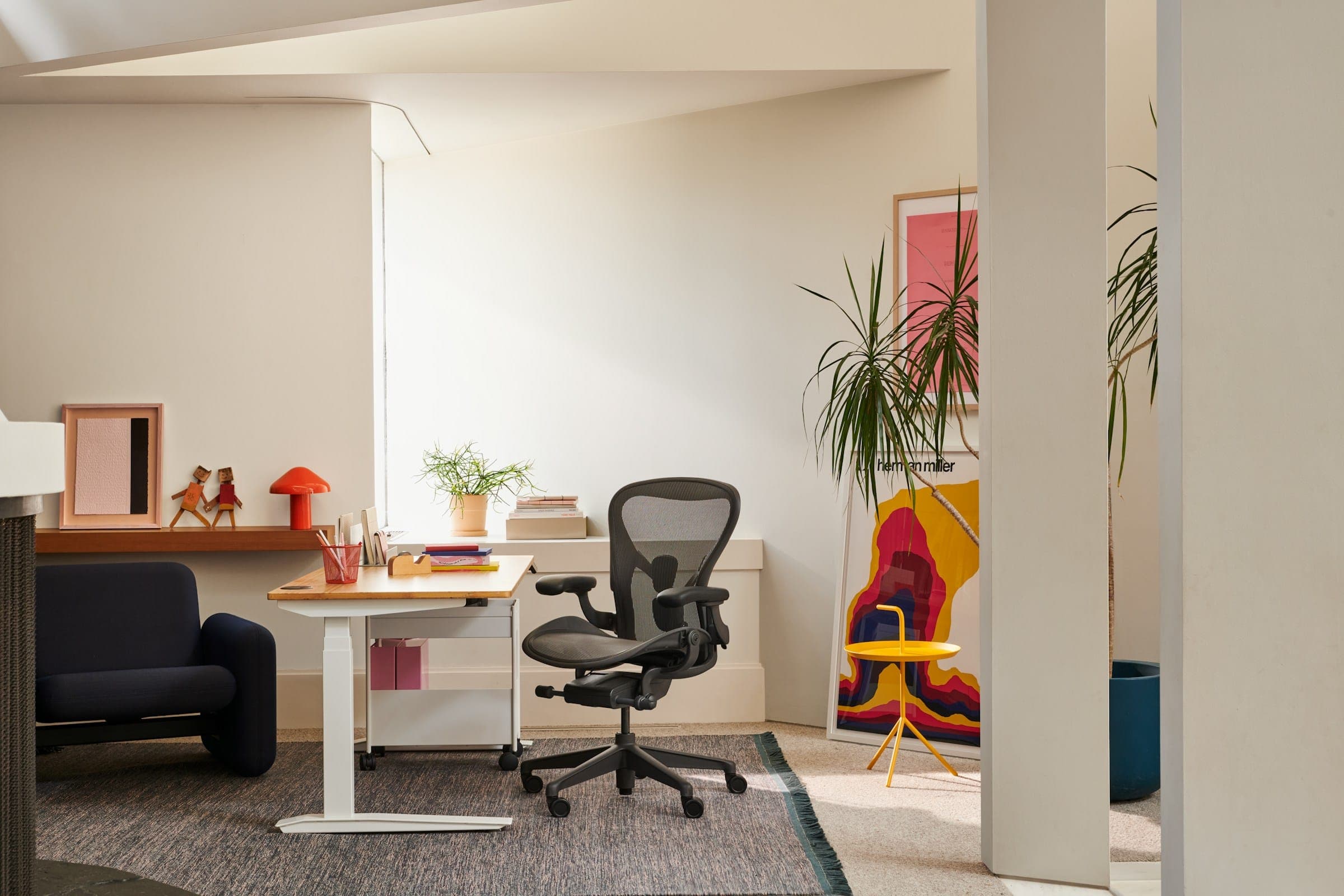 כיסא Herman Miller Aeron בגוון גרפיט בחדר עבודה ביתי מואר